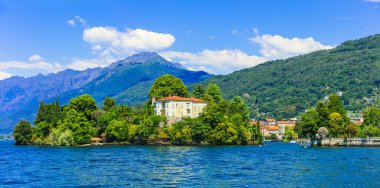 İtalyan göllerinin en manzaralı olanı, Iago Maggiore. Güzel Verbania köyü manzarası. İtalya 'nın seyahat yerleri