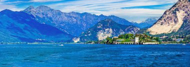 Kuzey İtalya 'nın simgeleri ve doğası. manzara gölü Lago Maggiore - güzel ada Isola Bella. Borromean Adası 'ndaki popüler hedef.