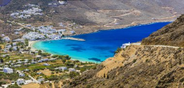 Yunanistan 'ın Cyclades' teki en iyi plajları. Amorgos adasındaki çarpıcı Yunan plajları turkuaz deniz manzaralı Aegialis körfezi