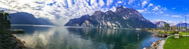 İtalya seyahati, Garda Gölü manzaralı, Trento ili. Lago di Garda. Harika bir sonbahar manzarası. Riva del Garda 'da güneşli bir sabah.