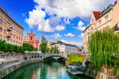 Slovenya 'nın seyahat ve simgeleri - güzel Ljubljana başkenti, aşağı tarafta manzaralı kanallar