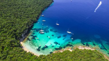 Sivota - Mavi Göl ve beyaz kumlu plajlar olarak bilinen turkuaz denizin çarpıcı hava aracı videosu. Epirus, Yunanistan yaz tatili