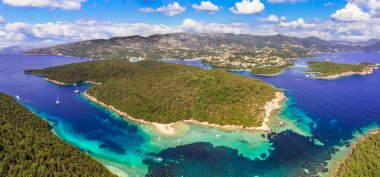 Sivota - Blue Lagoon ve benzersiz Bella Vraka plajı olarak bilinen turkuaz denizin çarpıcı hava aracı videosu. Epirus, Yunanca