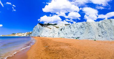 Cephalonia (Kefalonia) adasının en güzel manzaralı plajları - renkli turuncu Xi plajı. Yunanistan 'ın İyon Adaları