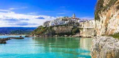 İtalya seyahati. Puglia bölgesinde güzel bir sahil kasabası Vieste. İtalyan yaz tatili