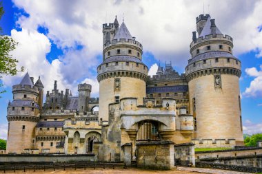 Ünlü Fransız kaleleri, etkileyici ortaçağ Pierrefonds şatosu. Fransa