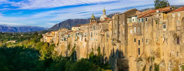 아름다운 이탈리아 Santagata Goti 바위에 인상적인 이탈리아 캄파니아 스톡 사진