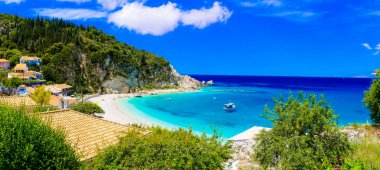  Lefkada adası, Agios Nikitas köyünün turkuaz güzel plajları. Yunanistan, İyon adaları. Yunanistan 'da yaz tatilleri