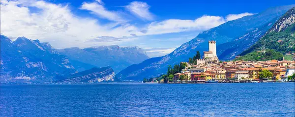 意大利北部的湖景 美丽的拉戈迪加尔达 马尔塞纳城堡和村庄的全景 免版税图库图片