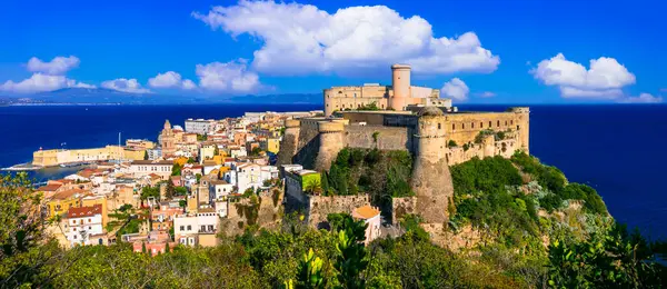 意大利旅行 拉齐奥地区美丽的沿海城镇 具有中世纪城堡和大海的城市景观 图库图片