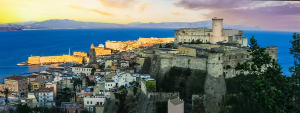 意大利旅行 拉齐奥地区美丽的沿海城镇 具有中世纪城堡的城市景观和日落时的大海 免版税图库照片