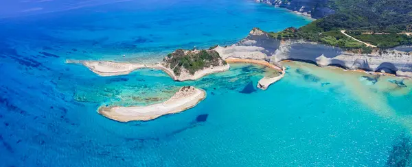 ギリシャ コルフ島のイオニア諸島 素晴らしいケープドラスティスケープのパノラマ風景 島の北にある白い岩とターコイズの海との自然の義務的な風景 ストック画像