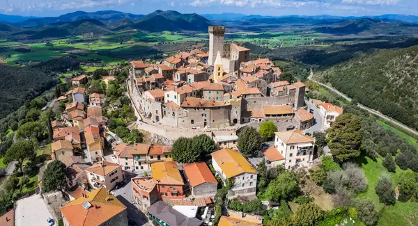 意大利旅游和地标 卡巴尔比奥 托斯卡纳传统的山顶小山村 波尔戈 格罗塞托省被认为是意大利最美丽的村庄之一 航拍全景 图库照片