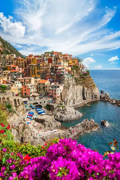 意大利旅游和地标 是的色彩斑斓的Manarola 受欢迎旅游胜地Liguria的国家公园 Cinque Terre 图库图片