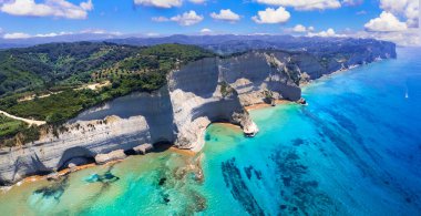 Yunanistan 'ın İyon adaları Korfu. Büyüleyici Cape Drastis 'in panoramik hava manzarası. Beyaz kayalar ve turkuaz su ile doğal beuty manzarası.