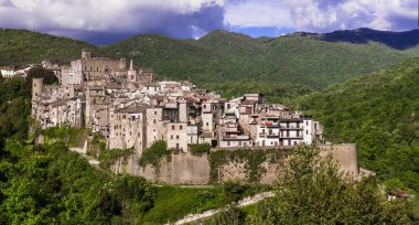 İtalya 'nın geleneksel ortaçağ köy ve kaleleri - güzel şehir San Gregorio da Sassola, Lazio bölgesi