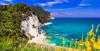 İtalya yaz tatilleri, en güzel deniz manzarası ve Ancona yakınlarındaki Riviera del Conero- doğal park. Resimli plaj manzarası Spiaggia del Frate