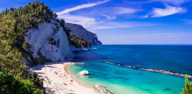 İtalya yaz tatilleri, en güzel deniz manzarası ve Ancona yakınlarındaki Riviera del Conero- doğal park. Resimli plaj manzarası Spiaggia del Frate