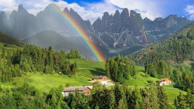 Nefes kesen Dolomitlerin nefes kesici Alp manzarası İtalya Alplerinde gökkuşağı ile dağları kayalar, Güney Tyrol Alto adige, İtalya. Val di Funes ve Santa Maddalena 'nın manzarası