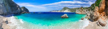  Yunanistan, İyon adaları. Güzel Cephalonia (Kefalonia) adasının manzaralı plajları - Resimli kayaları olan Agia Eleni.