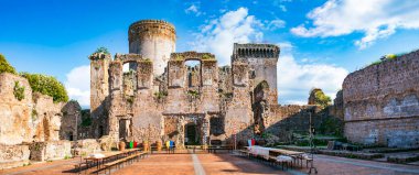İtalya seyahatleri ve simgeler. Tuscia, Viterbo 'daki ünlü tarihi Etrüsk şehri Nepi. Popüler turistlerin uğrak yeri. Harap kalenin panoramik manzarası Forte dei Borgia