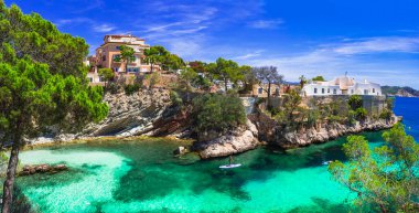 Mallorca Balearic Adası 'nın en güzel manzaralı plajları. Peguera yakınlarındaki büyüleyici Calo de ses Lilises. Muhteşem turkuaz kristal deniz. İspanya Yaz Tatili