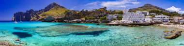 Mallorca (Mayorka) adasının en iyi plajları. Cala Clara, turkuaz berrak denizle kuzey kesiminde. İspanya, Balear Adaları