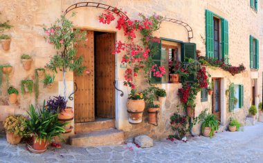 Mallorca (Mayorka) adası - geleneksel Valldemossa köyü çiçek desenli sokak dekorasyonuyla. Popüler turist eğlencesi. İspanya, Balear Adaları