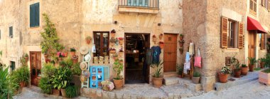 Mallorca (Mayorka) adası- geleneksel Valldemossa köyü. Çiçek desenli ve küçük hediyelik eşya dükkanları var.