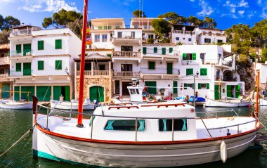 Mallorca (Mayorka) ada eğlenceleri ve manzaralı yerler - tipik ahşap tekneleri olan geleneksel balıkçı köyü Cala Figuera. İspanya 'da yaz tatili Baleares' de