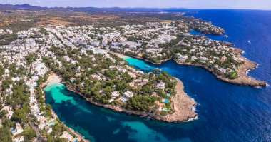 Mallorca (Mayorka) adasının en iyi manzaralı plajları - popüler turistik tatil beldesi Cala d 'Or' un panoramik hava aracı manzarası