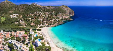 Mallorca (Mayorka) adasının en iyi plaj noktaları - turkuaz deniz manzaralı güzel Canyamel plajı. Hava aracı görüntüsü. İspanya yaz tatili