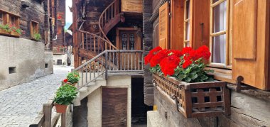 İsviçre 'nin en güzel köyleri. Geleneksel ahşap evleri ve çiçekli caddeleri olan güzel Griementz. İsviçre 'nin Valais Kantonu' ndaki popüler turizm merkezi