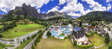 İsviçre doğa manzarası ve Valais Canton 'daki en iyi turizm beldesi. Güzel Leukerbad köyü ve termal tatil köyü, yaz ve kış etkinlikleriyle ünlüdür. Şehrin ve Alpler 'in yüksek açılı panoramik manzarası