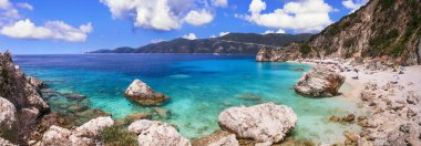 Lefkada İyon adası Yunanistan. En güzel manzaralı plajlar. Turkuaz kristal denizli güzel Agiofili ve Viasiliki yakınlarında resimli kayalar.
