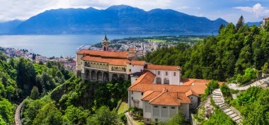 İsviçre seyahati ve simgeler. Maggiore Gölü. Ticino italyan kantonundaki Locarno kasabası. Ünlü kilise Sacro Monte Madonna del Sasso