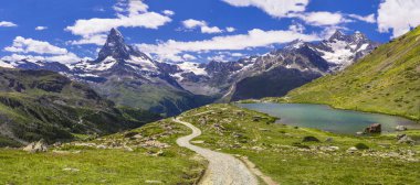 İsviçre 'deki ünlü yürüyüş yolları, Valais Canton Zermatt' taki en güzel beş dağ gölü. Stellisee Gölü ve Matterhorn ikonik dağının panoramik manzarası