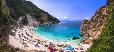 Lefkada İyon adası Yunanistan. En güzel manzaralı plajlar. Turkuaz kristal denizli güzel Agiofili ve Viasiliki yakınlarında resimli kayalar.