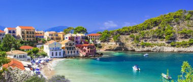Yunanistan İyon adaları. En güzel geleneksel Yunan köylerinden biri olan Kefalonia 'daki (Cephalonia) renkli evleri olan manzaralı Assos. Yaz tatilleri için popüler turizm beldesi