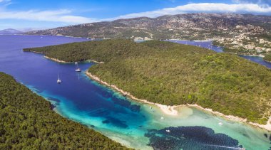 Epirus, Yunanistan. Sivota - Mavi Göl olarak bilinen turkuaz denizi ve benzersiz Bella Vraka plajının çarpıcı hava aracı videosu. 