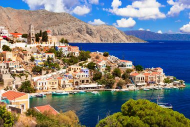 Yunanistan seyahati Renkli evleri ve Dodecanese grubuyla geleneksel Symi adası. Rodos 'tan gelen tekne gezileri popülerdir.