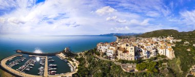 Eski şehir Sperlonga 'nın havadan görünüşü, antik İtalyan şehri Latina' nın Tyrhenian denizi üzerinde, turistler yaz tatili beldesi