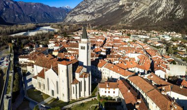 İtalya seyahatleri ve simgeler. Friuli Venezia Giulia bölgesindeki en güzel ortaçağ köyleri (borgo) Venzone 'dir. yüksek açılı hava görüntüsü