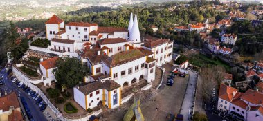 Portekiz seyahati ve simgeler. Sintra Kasabası Ulusal Sarayı, unesco miras alanı. Yüksek açılı hava aracı panoramik görünümü