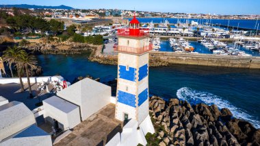 Portekiz seyahati ve simgeler. Santa Marta deniz feneri ve müzesi manzaralı Cascais sahil kasabası. Lizbon 'dan popüler turizm beldesi