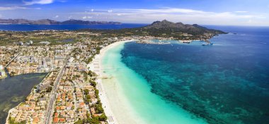 İspanya 'nın Mallorca (Mayorka) Balear adası. Pollenca Körfezi 'nin kuzeyindeki Alcudia' nın en güzel manzaralı plajları. Beyaz kumlu sahil ve turkuaz deniz manzaralı hava aracı.