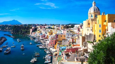 İtalya seyahatleri ve simgeler. Manzaralı ve renkli bir ada. Napoli körfezindeki güzel Procida. Sarı kiliseli Corricella Limanı panoramik manzara