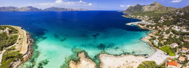 İspanya 'nın Mallorca (Mayorka) Balear adası. En iyi manzaralı plajlar, kuzey bölgesindeki Sant Pere. Beyaz kumlu sahil ve turkuaz deniz manzaralı hava aracı..