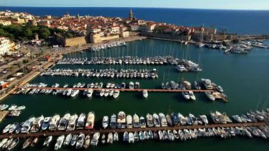 Sardegna (Sardinya) ada simgeleri. Büyüleyici tarihi Alghero. Deniz ve eski kasabanın 4k hava aracı videosu.
