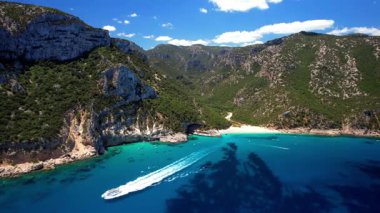 Sardegna Adası 'nın (İtalya) en iyi ve en güzel plajları. Orosei Körfezi' ndeki etkileyici Cala Sisine. Beyaz kumlu sahil ve turkuaz denizin hava aracı görüntüleri.